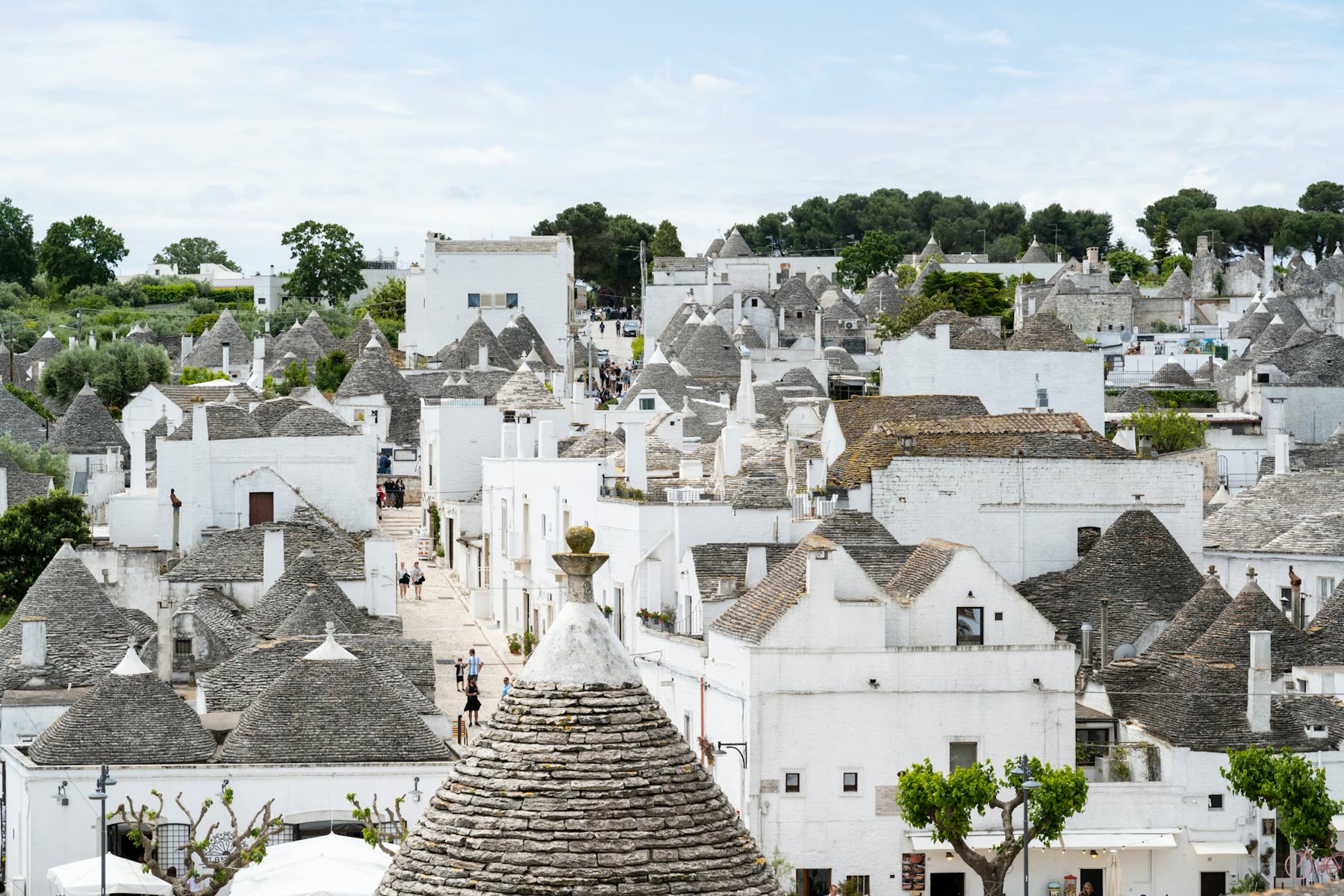 Panorama białych domków trullo w Alberobello