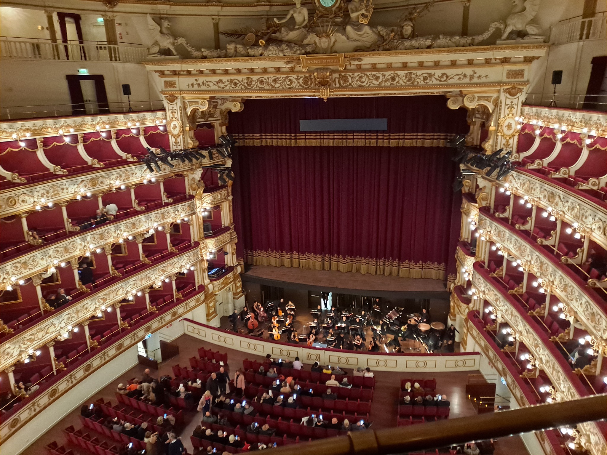 Widownia i scena Teatro Petruzzelli w Bari