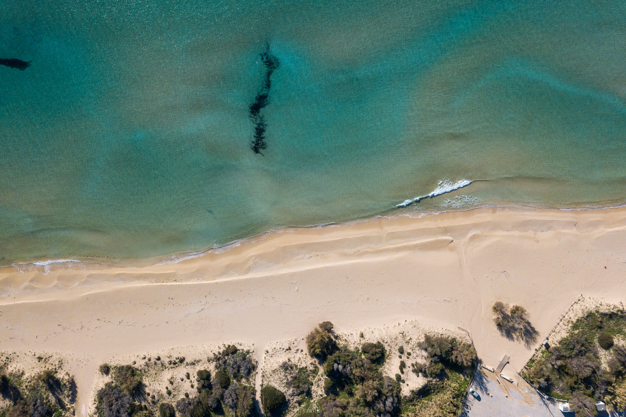 Türkisfarbenes Meer und Sandstrand im Salento