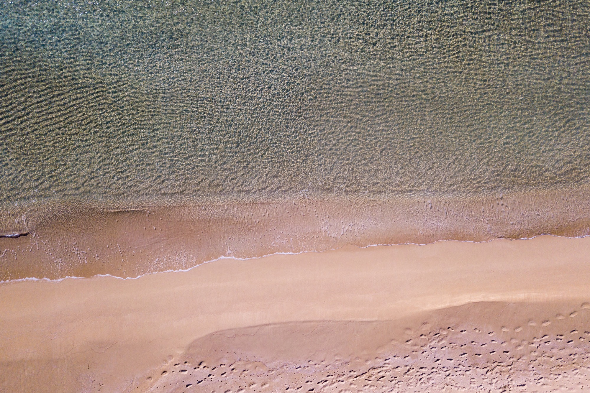 Klares Wasser an einem Strand der Salento-Küste