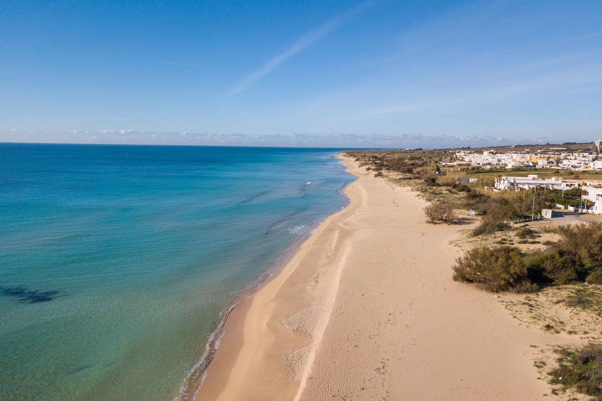 Breiter Sandstrand am Ionischen Meer