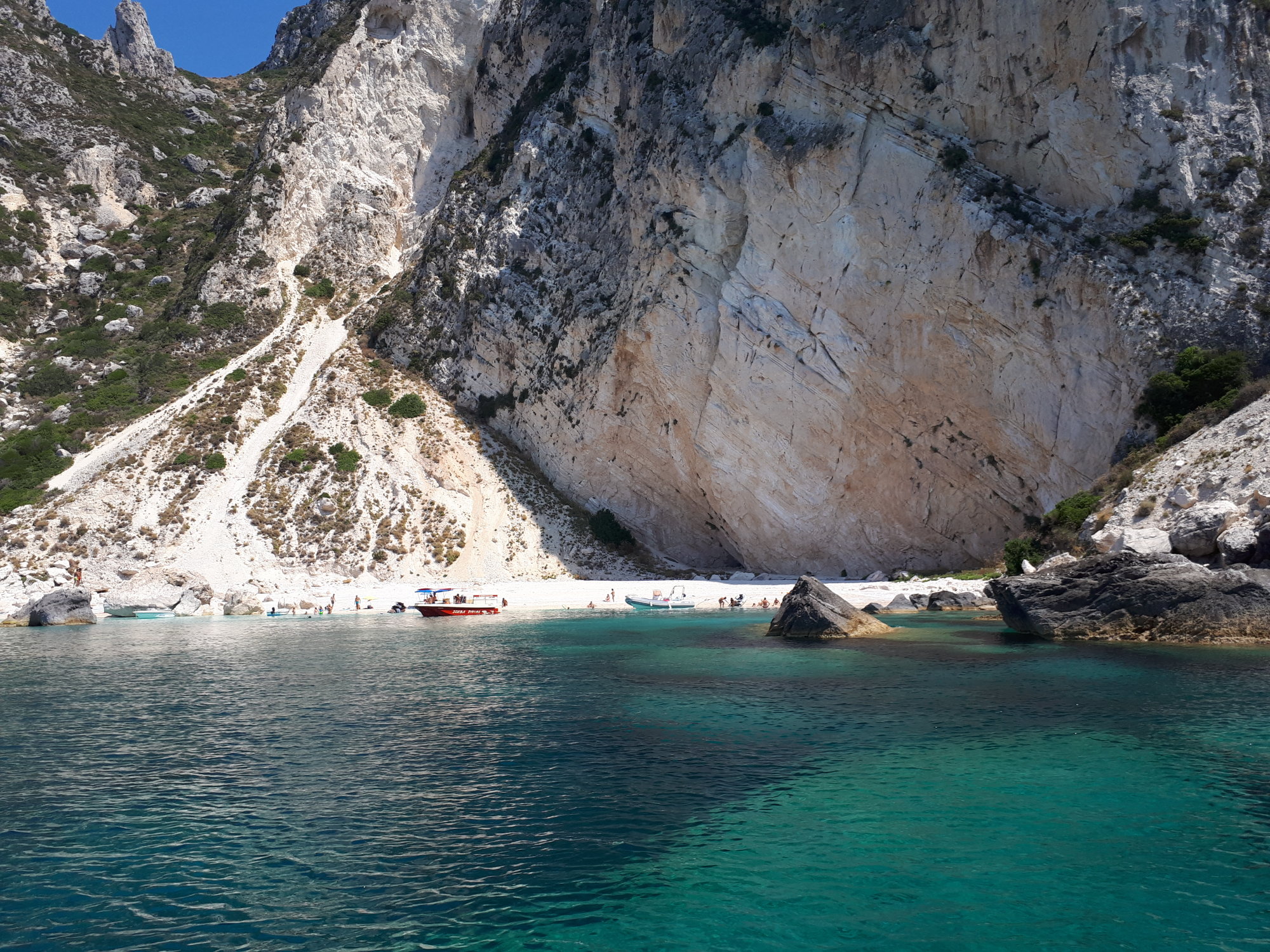 Felsige Küste und Bucht im südlichen Salento