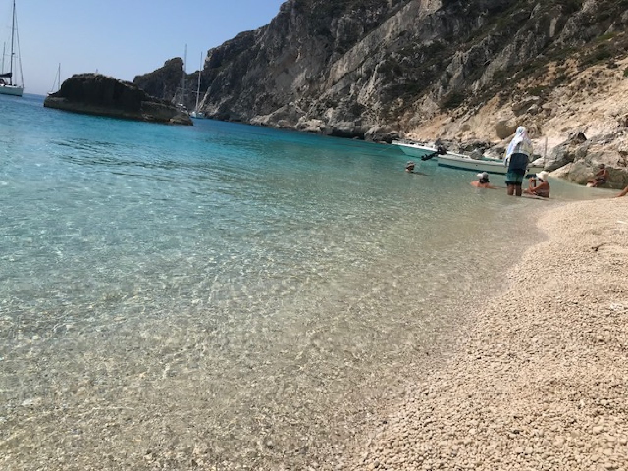 Kleine Bucht mit kristallklarem Wasser