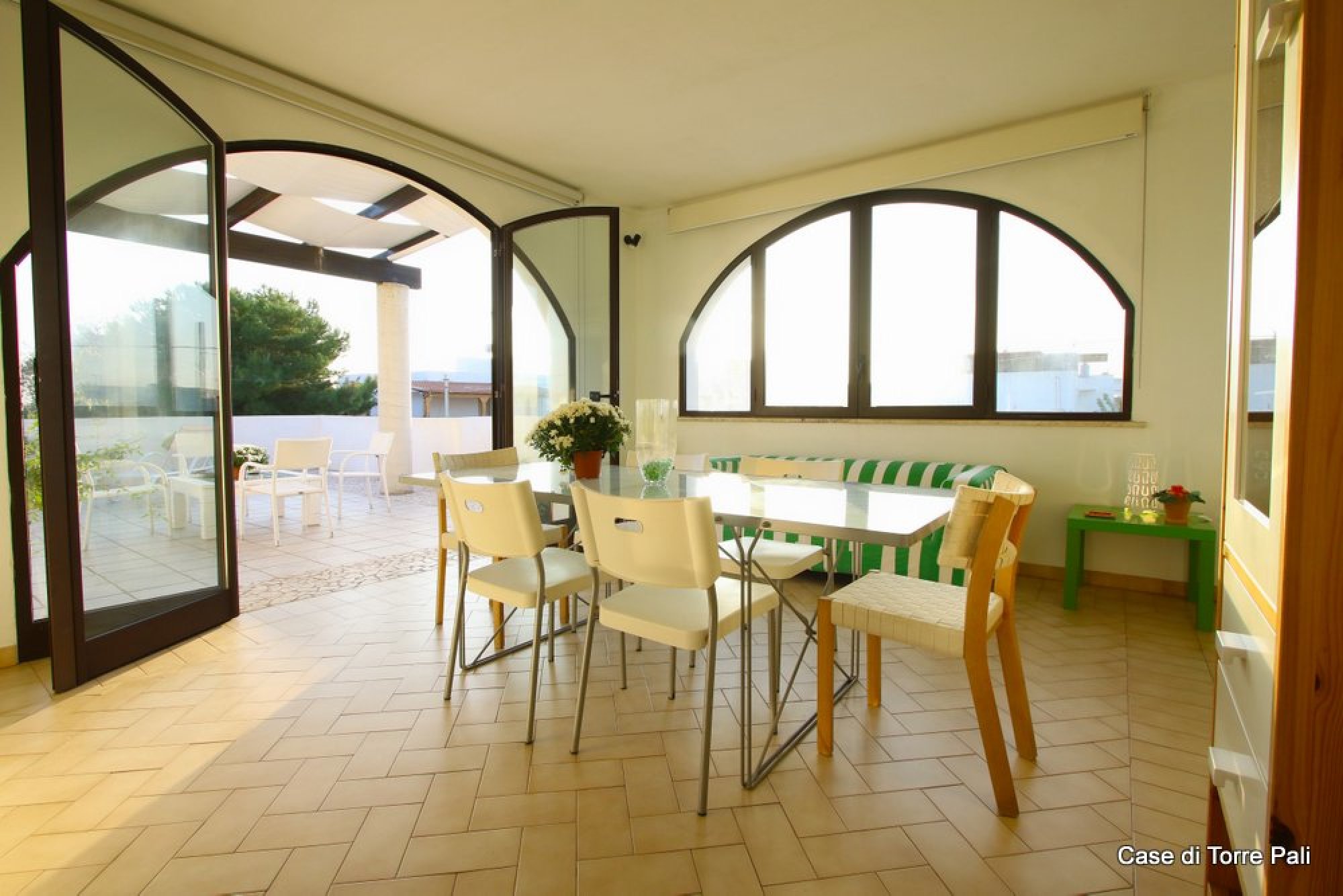 Wohn- und Essbereich mit Ausgang zur Terrasse