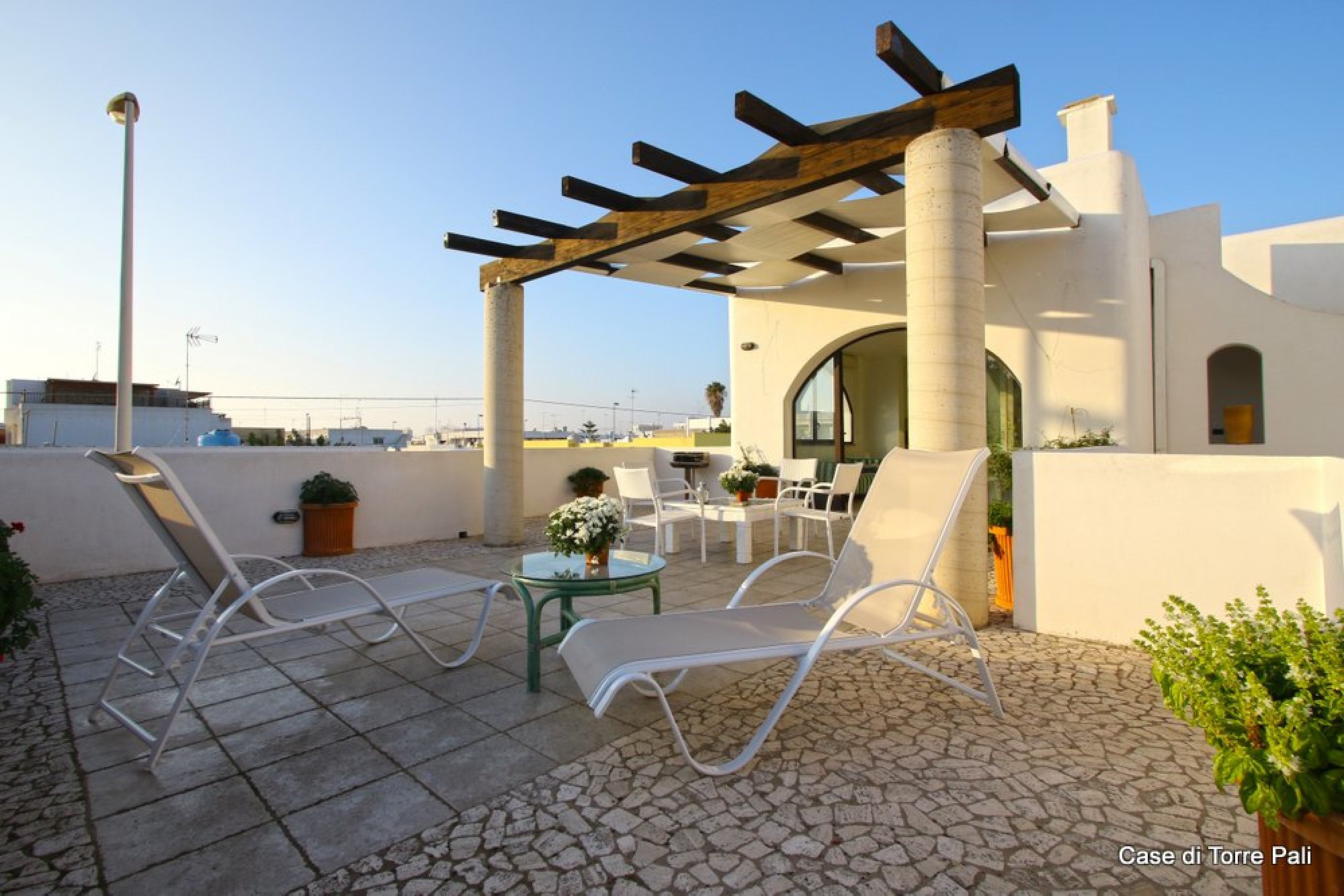 Terrasse mit Pergola und Liegen