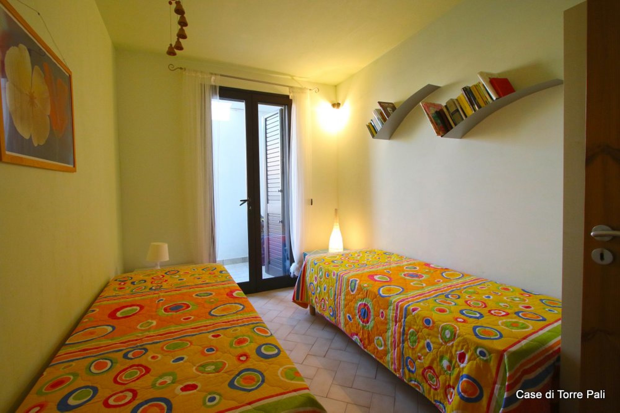Schlafzimmer mit zwei Einzelbetten