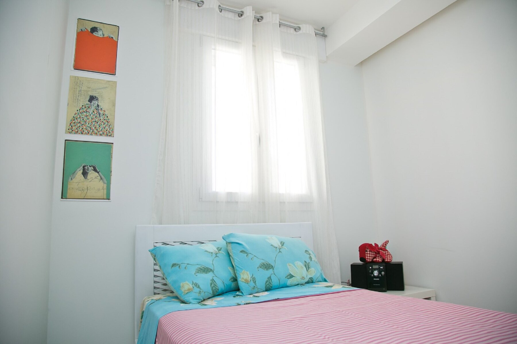 Bedroom with colourful details