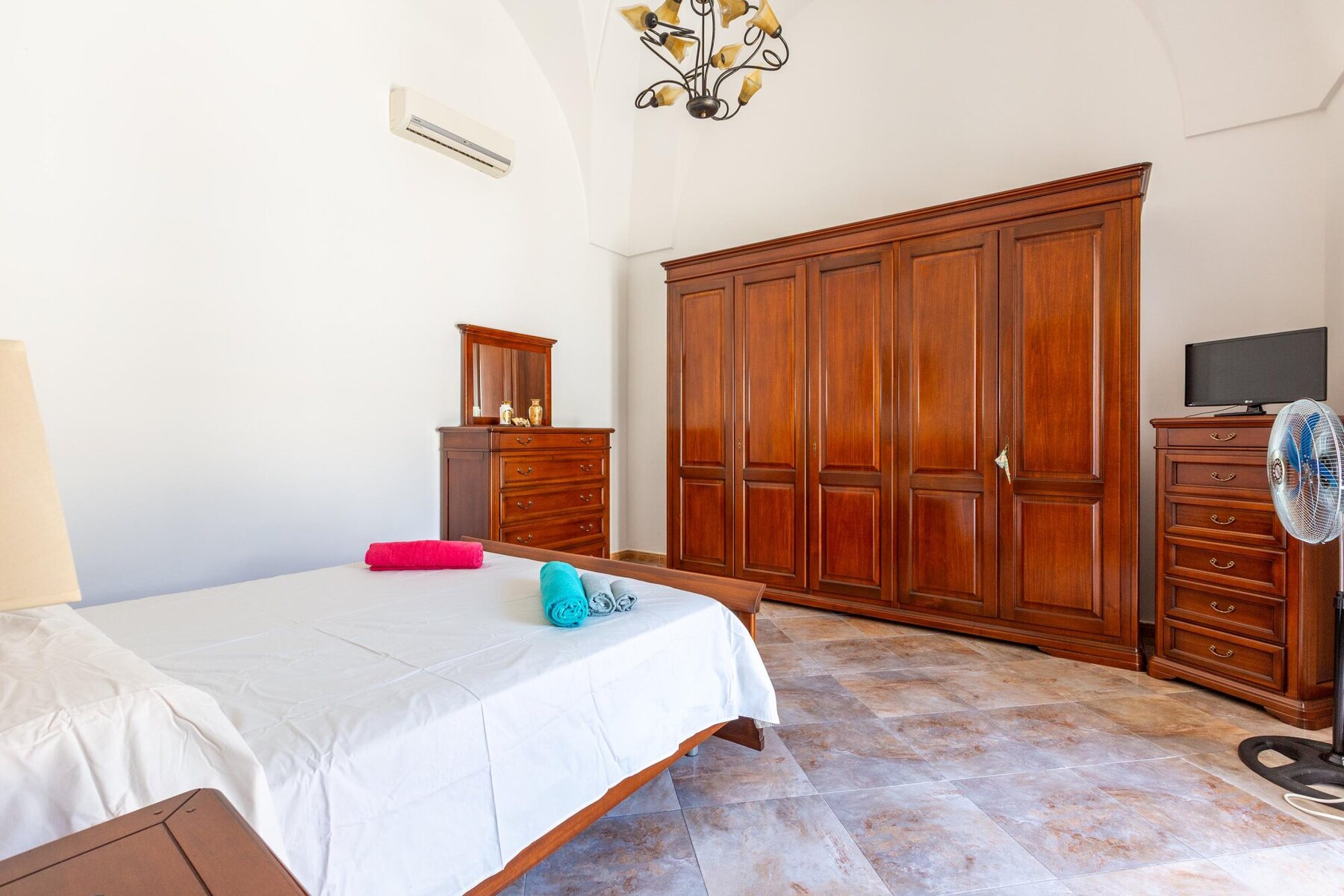 Bedroom with a double bed