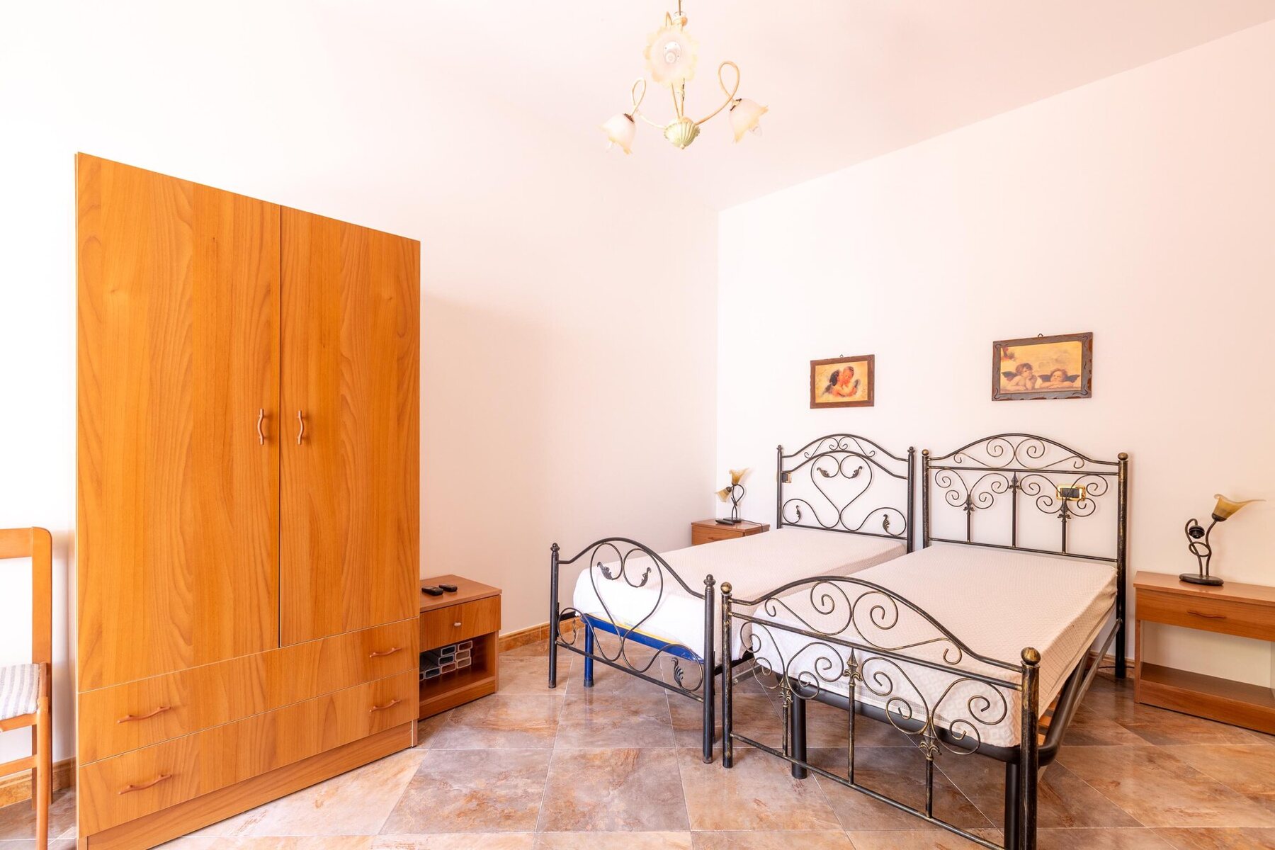 Bedroom with two single beds