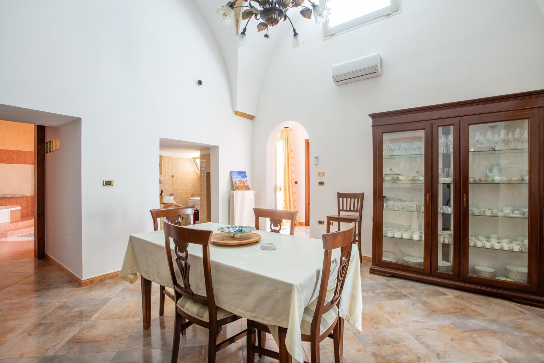 Dining table in the spacious interior