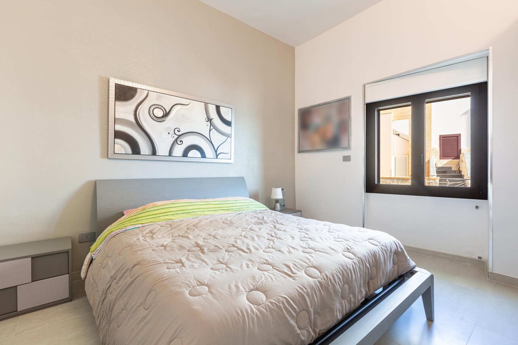 Jasna sypialnia w apartamencie