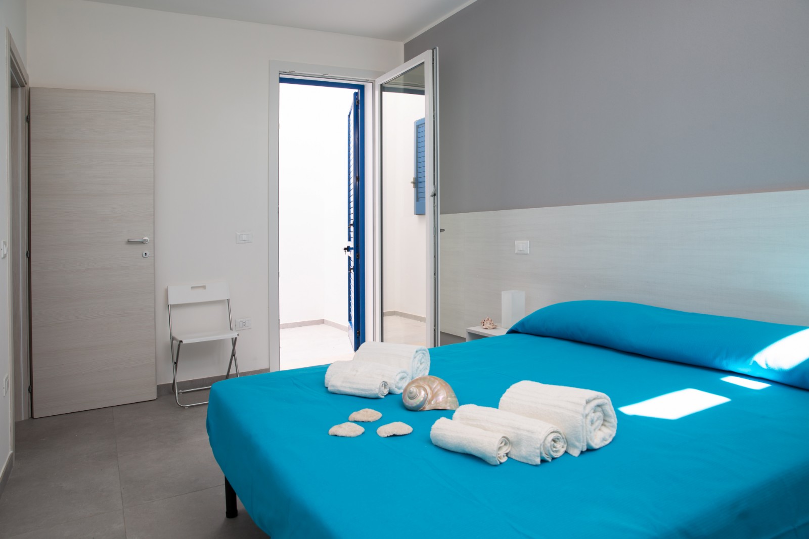 Sypialnia z niebieską narzutą