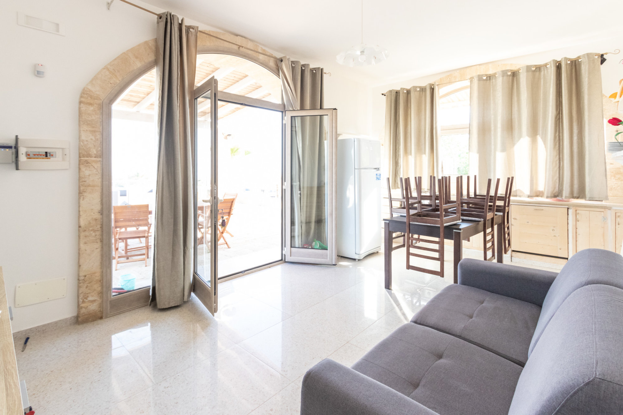 Living room opening onto the covered terrace