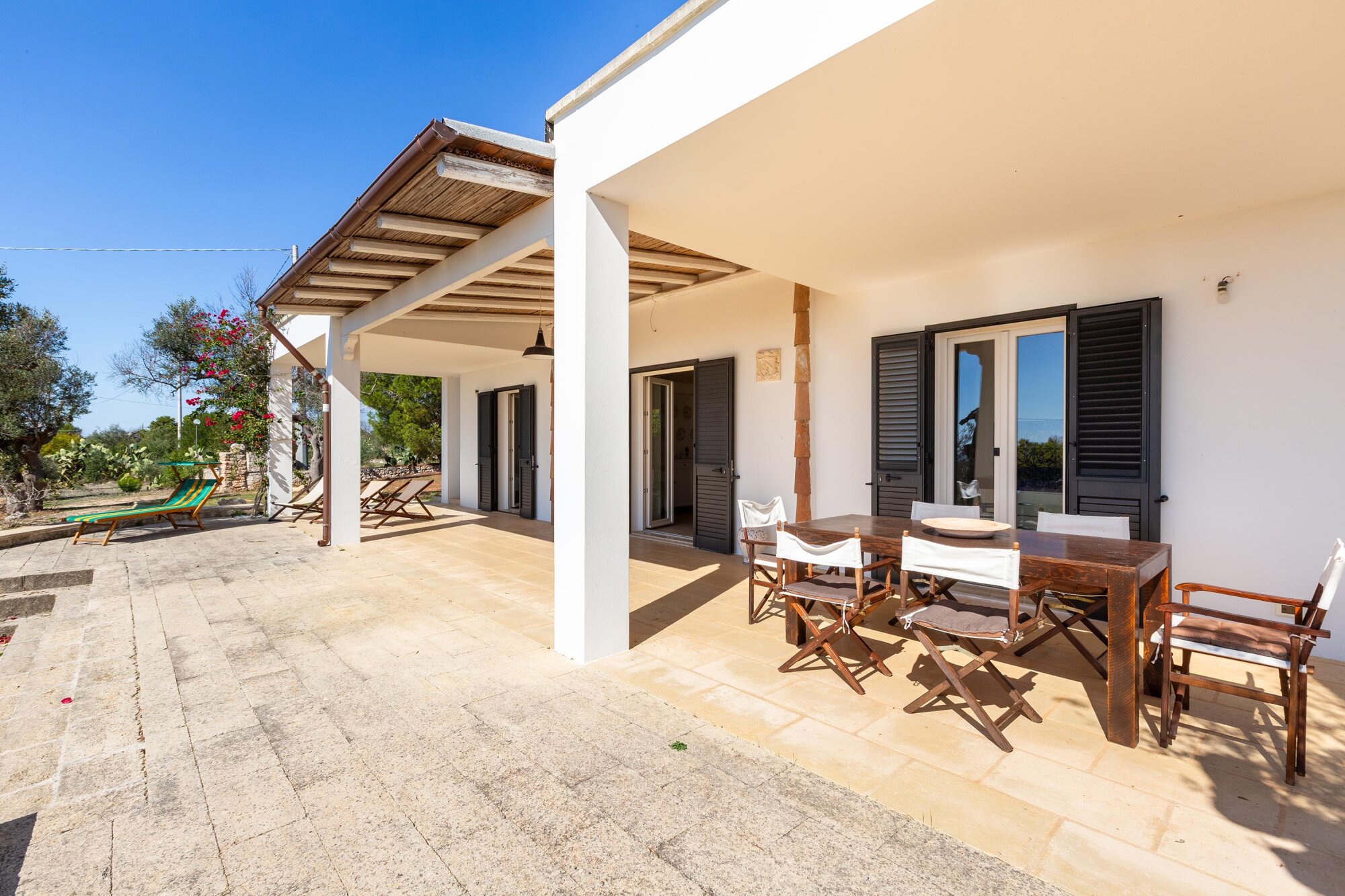 Veranda coperta con zona pranzo all’aperto